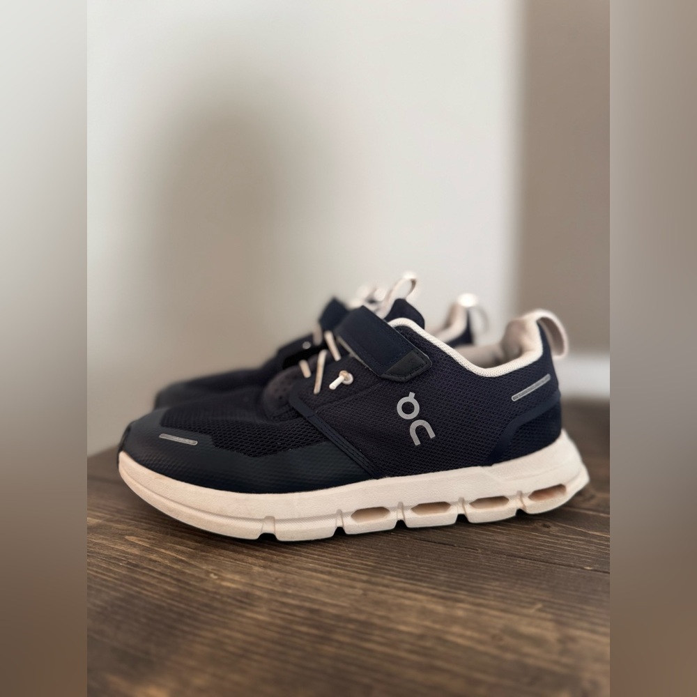 On Cloud Play (Little Kid) Sneakers